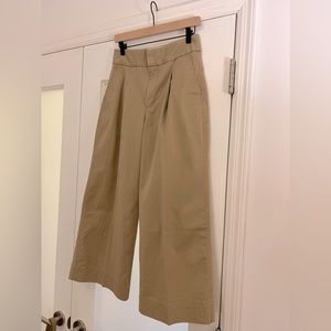 The Gap women’s wide led khaki pant size 4